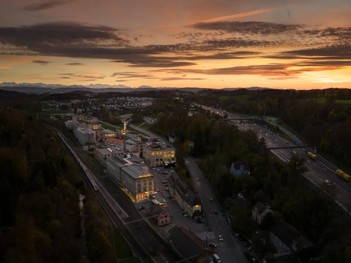 Luftaufnahme des Valley in Kemptthal bei Sonnenuntergang